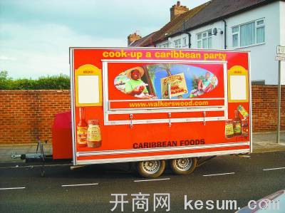 伦敦市内一辆加勒比海移民经营食品的流动厢车  